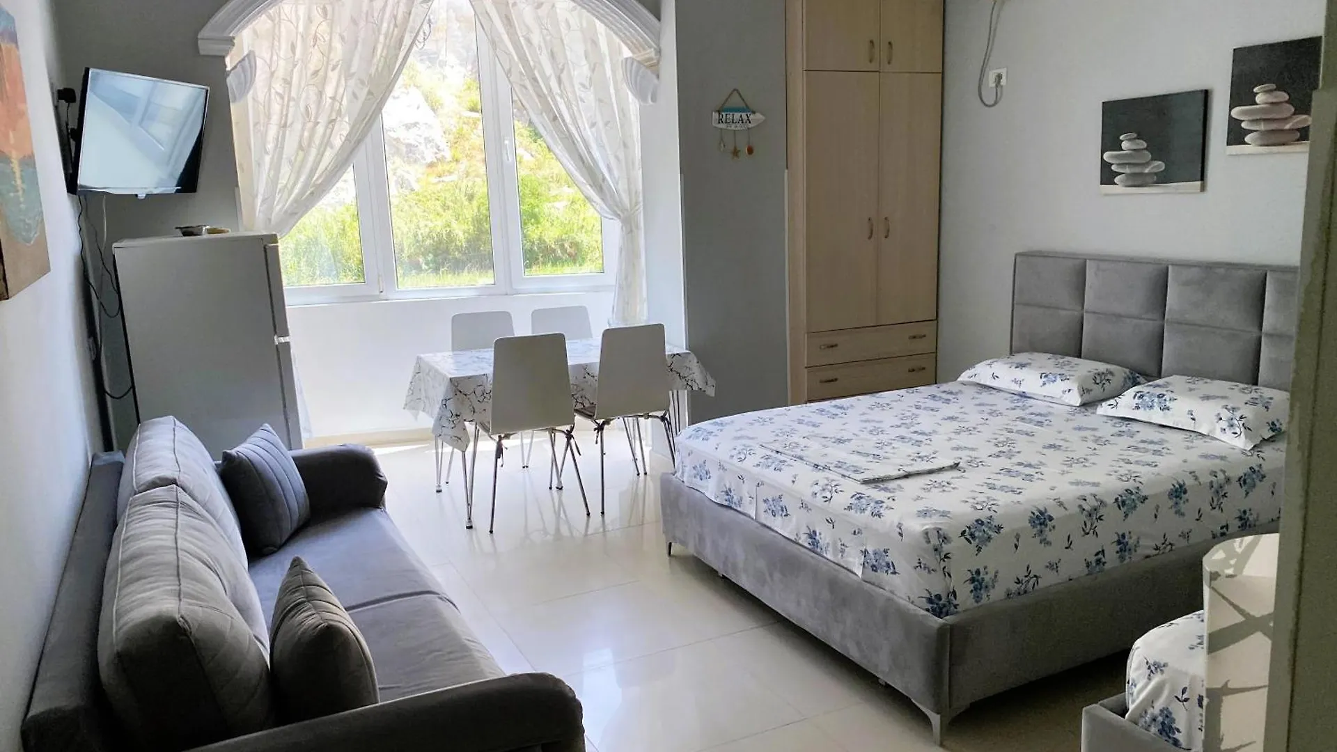 Beachfront Studio Durrës 0*,